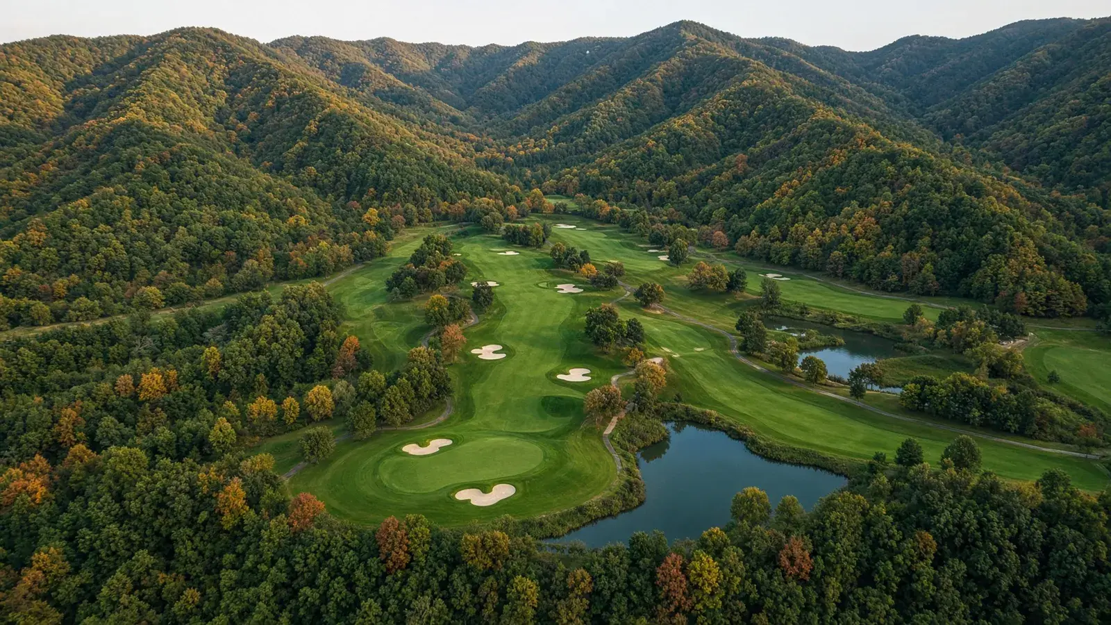 산에 둘러싸인 골프 코스를 내려다본 항공 풍경 (연출 이미지)